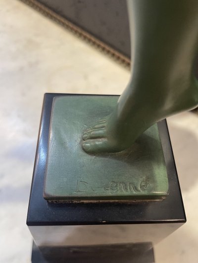Sculpture danseuse à la cymbale sur un socle pyramidal