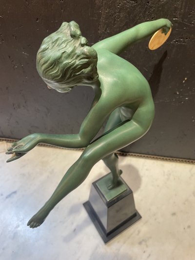 Sculpture danseuse à la cymbale sur un socle pyramidal