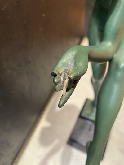 Sculpture danseuse à la cymbale sur un socle pyramidal
