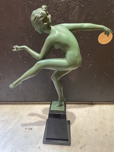 Sculpture danseuse à la cymbale sur un socle pyramidal