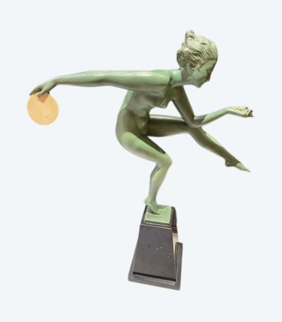 Sculpture danseuse à la cymbale sur un socle pyramidal