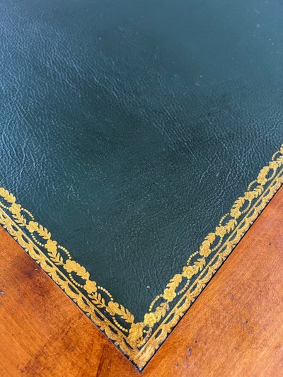 Bureau de style Louis XVI en bois, XXe siècle