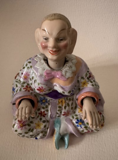 Chinese articulated magot in Meissen style porcelain, 19th century
