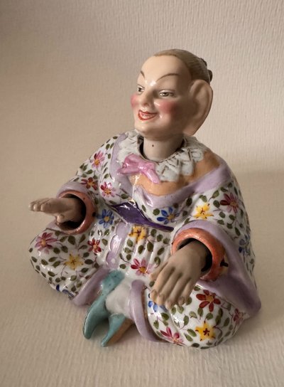 Chinese articulated magot in Meissen style porcelain, 19th century