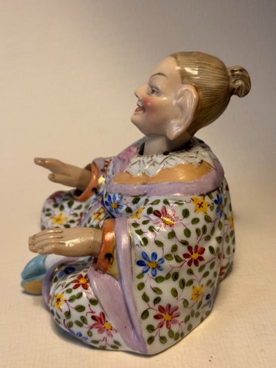 Chinese articulated magot in Meissen style porcelain, 19th century