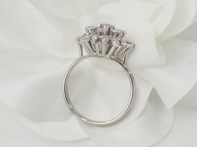Anello a doppio fiore in oro bianco e diamanti