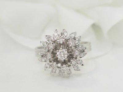 Anello a doppio fiore in oro bianco e diamanti