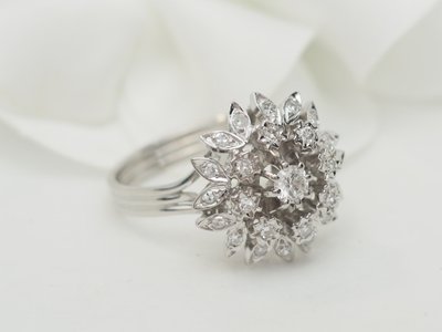 Anello a doppio fiore in oro bianco e diamanti