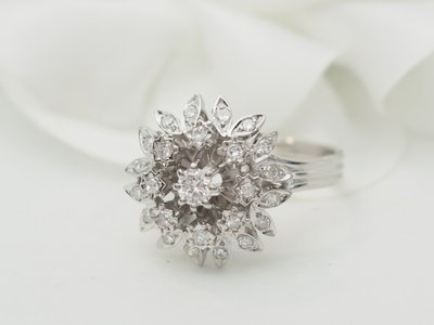 Anello a doppio fiore in oro bianco e diamanti