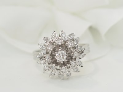 Anello a doppio fiore in oro bianco e diamanti
