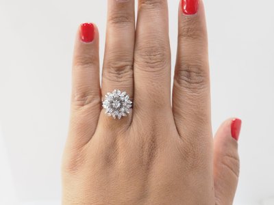 Anello a doppio fiore in oro bianco e diamanti