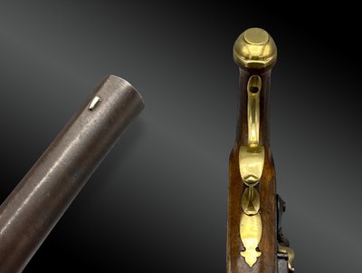 Pistola da ufficiale a pietra focaia, firmata FATOU a Parigi, Francia, XIX secolo