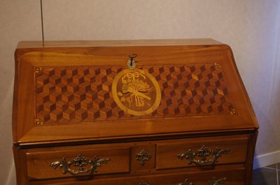 Secrétaire dit à pente