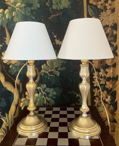 Coppia di candelieri in bronzo argentato del periodo Napoleone III, montati come lampade
