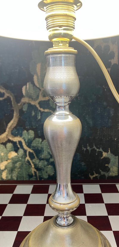 Coppia di candelieri in bronzo argentato del periodo Napoleone III, montati come lampade