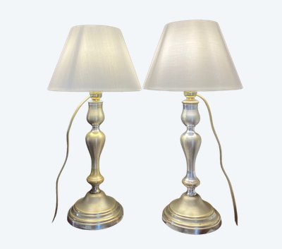 Coppia di candelieri in bronzo argentato del periodo Napoleone III, montati come lampade