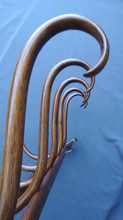 Porte-manteaux mural par Thonet ,1890 , 5 patéres, façon " Chêne "