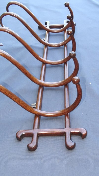Porte-manteaux mural par Thonet ,1890 , 5 patéres, façon " Chêne "