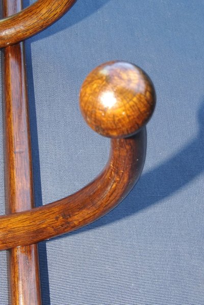 Porte-manteaux mural par Thonet ,1890 , 5 patéres, façon " Chêne "