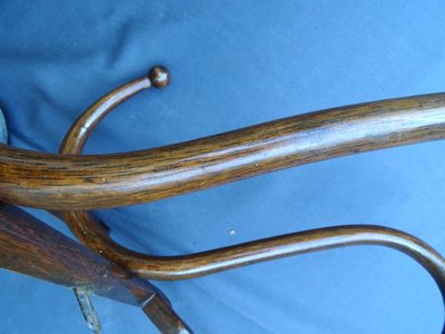 Porte-manteaux mural par Thonet ,1890 , 5 patéres, façon " Chêne "