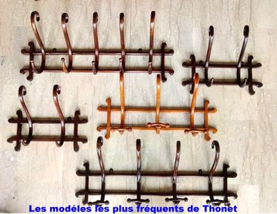 Porte-manteaux mural par Thonet ,1890 , 5 patéres, façon " Chêne "