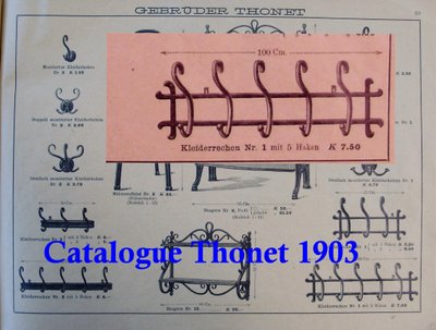 Porte-manteaux mural par Thonet ,1890 , 5 patéres, façon " Chêne "