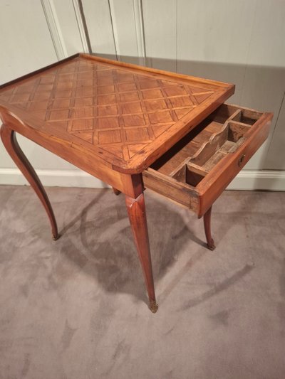 Louis XV desk table in cherry wood from the 18th century.