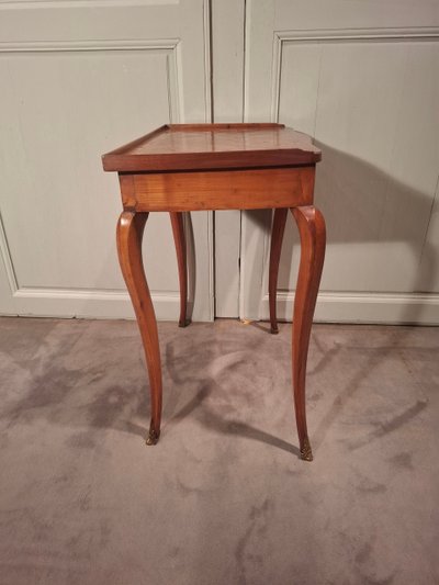 Louis XV desk table in cherry wood from the 18th century.