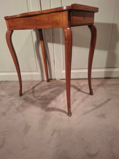 Louis XV desk table in cherry wood from the 18th century.