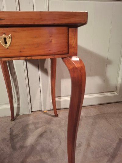 Louis XV desk table in cherry wood from the 18th century.