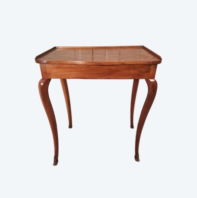 Louis XV desk table in cherry wood from the 18th century.