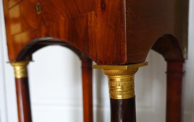 Tavolino da caffè o comodino in mogano "a ponte" in stile Impero, inizio XIX secolo