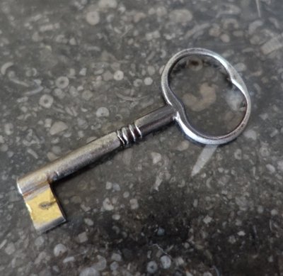 Tavolino da caffè o comodino in mogano "a ponte" in stile Impero, inizio XIX secolo