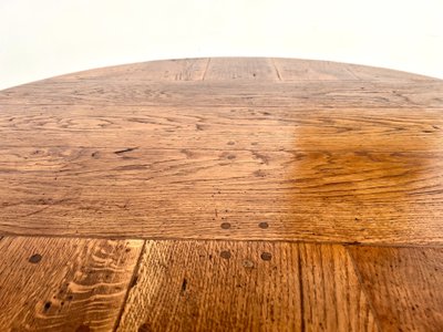 Table ronde en chêne massif – Pièce unique, circa 1900