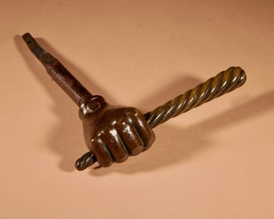 Sehr seltener einfacher Türgriff/Schloss aus Bronze, 17./18. Jahrhundert.