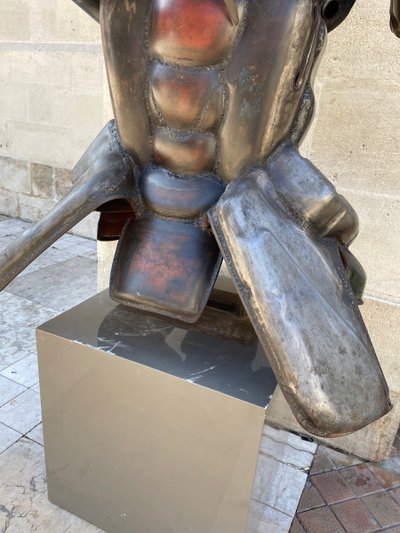Grande statua di Robert Leris 1981
