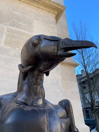 Grande statua di Robert Leris 1981