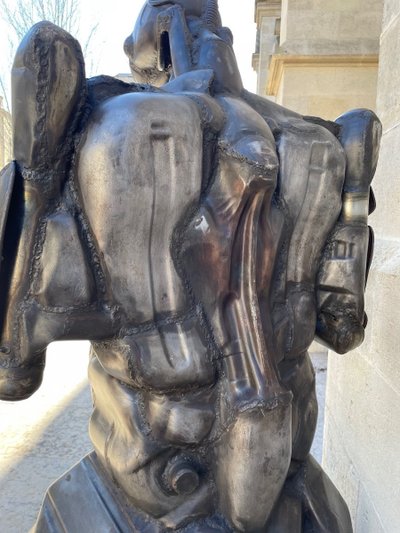 Grande statua di Robert Leris 1981