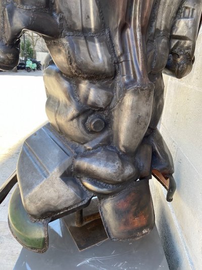 Grande statua di Robert Leris 1981