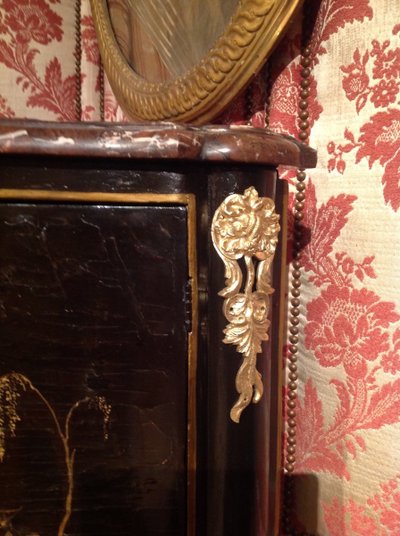 Rare Encoignure En Laque Européenne à Décor De Pagodes Et Jardin Chinois époque Louis XV 