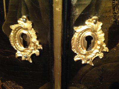 Rare Encoignure En Laque Européenne à Décor De Pagodes Et Jardin Chinois époque Louis XV 