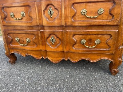 Cassettiera in noce con balestra del XVIII secolo