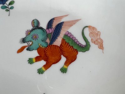 Piatto in porcellana di Meissen – decorazione Kakiemon: gru e drago rosso – XIX secolo