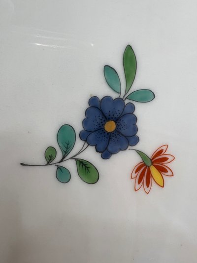 Piatto in porcellana di Meissen – decorazione Kakiemon: gru e drago rosso – XIX secolo