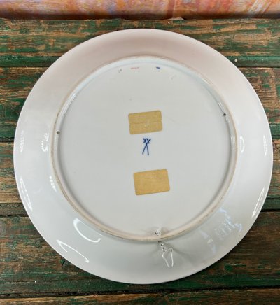 Piatto in porcellana di Meissen – decorazione Kakiemon: gru e drago rosso – XIX secolo