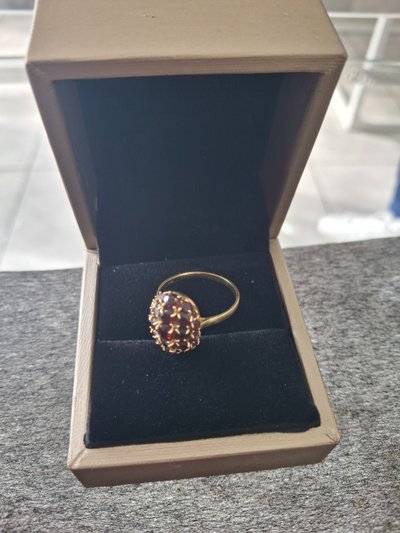 BAGUE or 18k ornée de magnifiques grenats