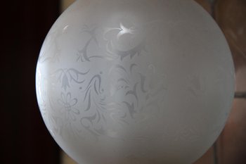 Paire De Lampes à Huile En Céramique à Motifs De Chinoiseries, Verre Et Bronze Doré, XIXe