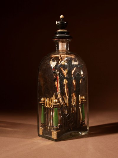 Volkskunst-Kolvarienberg in der Flasche, Süddeutschland/Österreich.