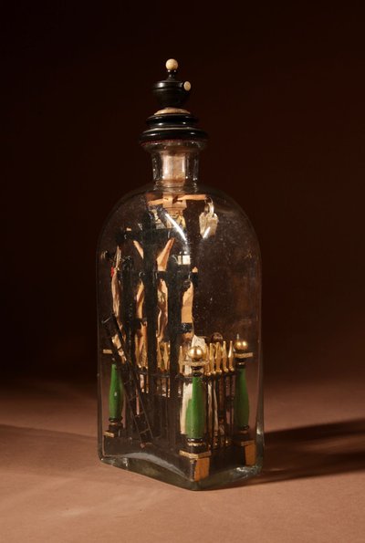 Volkskunst-Kolvarienberg in der Flasche, Süddeutschland/Österreich.