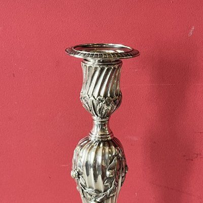 Rara coppia di candelieri a bocciolo di rosa, periodo Luigi XVI